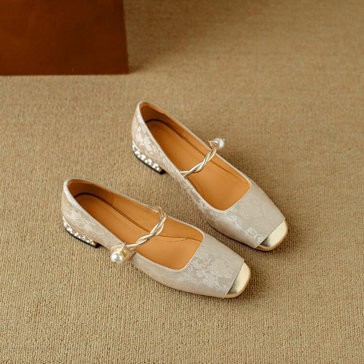 Naila Pumps